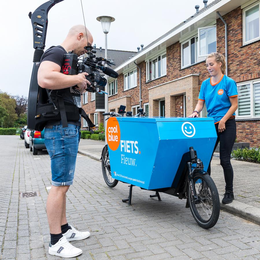Videomaker filmt een interview met medewerker voor een bedrijfsfilm van Coolblue